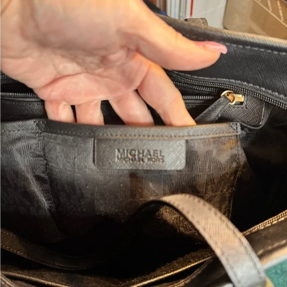 Michael Kors Jet Set Black Leather Tote Bag w/ Gold Logo Charm🌸 - Picture 12 of 12